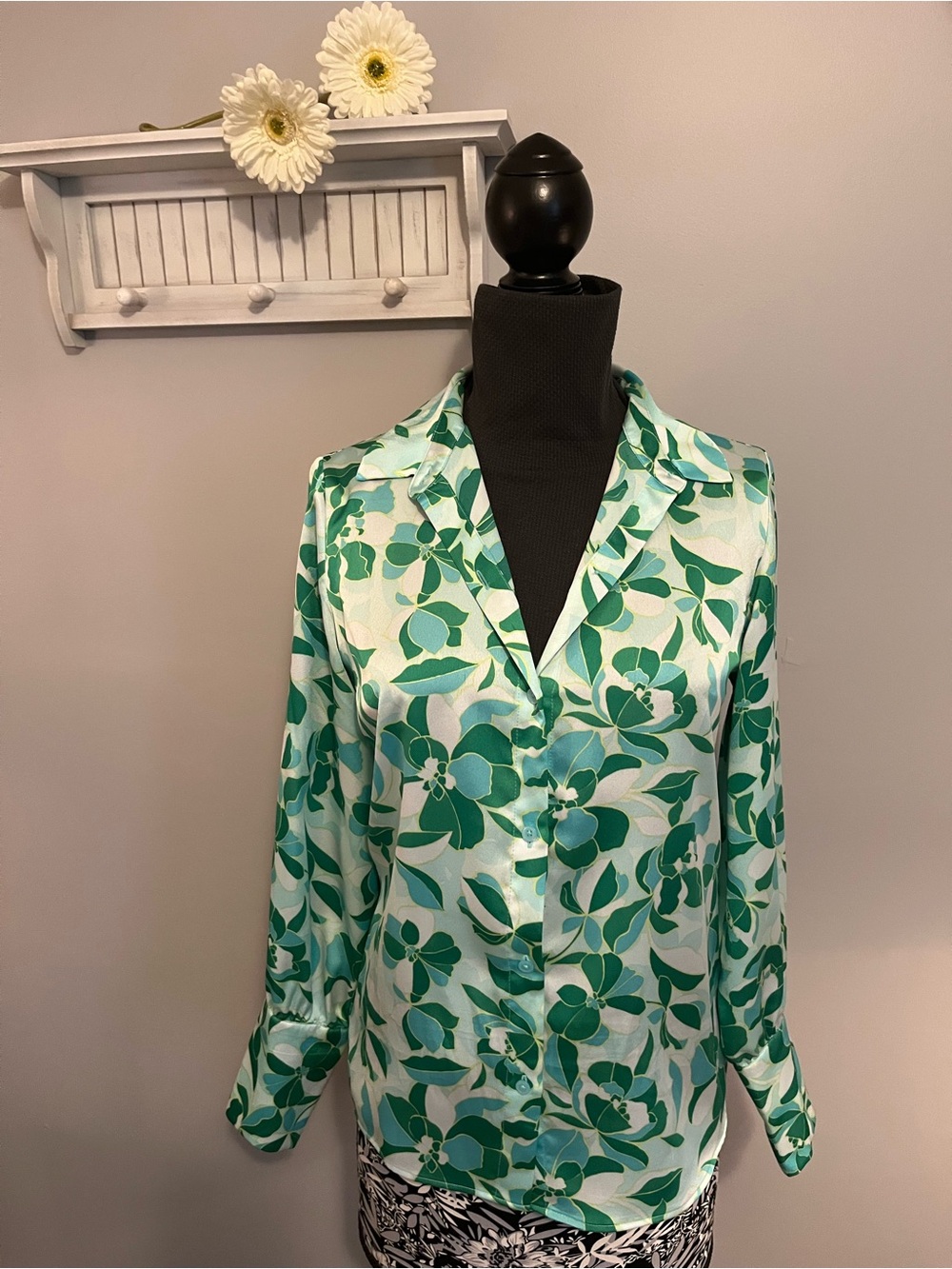 Halogen Green & White Floral Top EUC